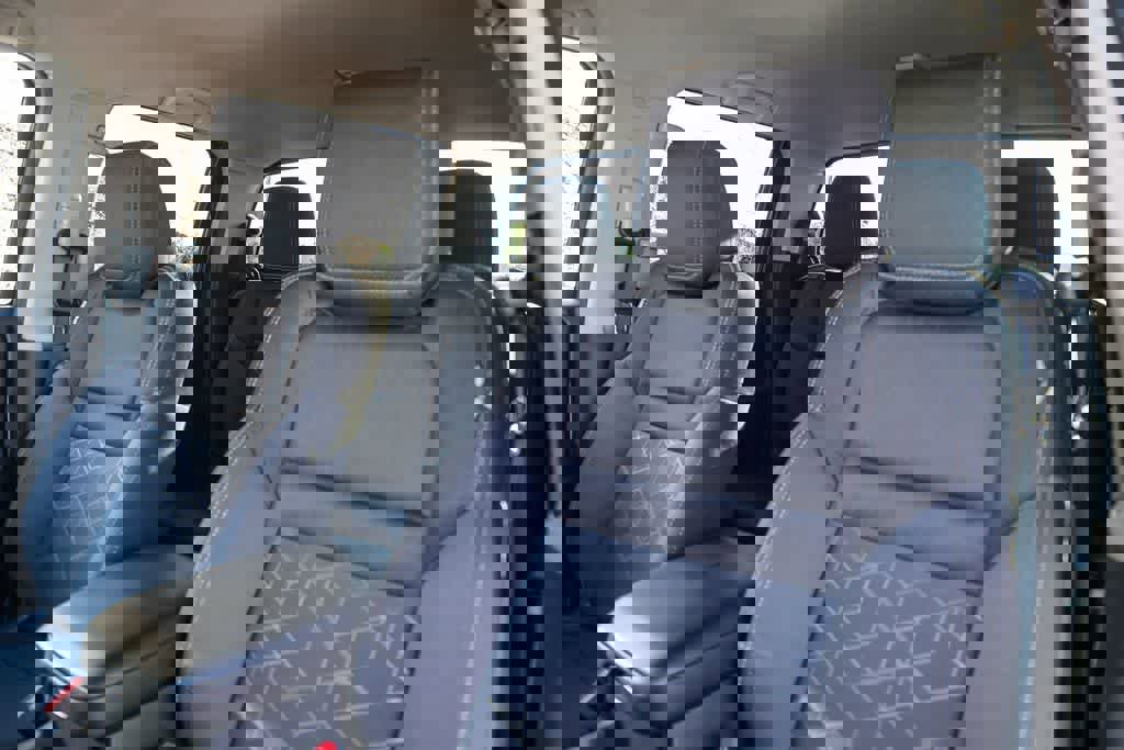 Used 2025 Nissan Frontier SV w/ SV Convenience Package image 17