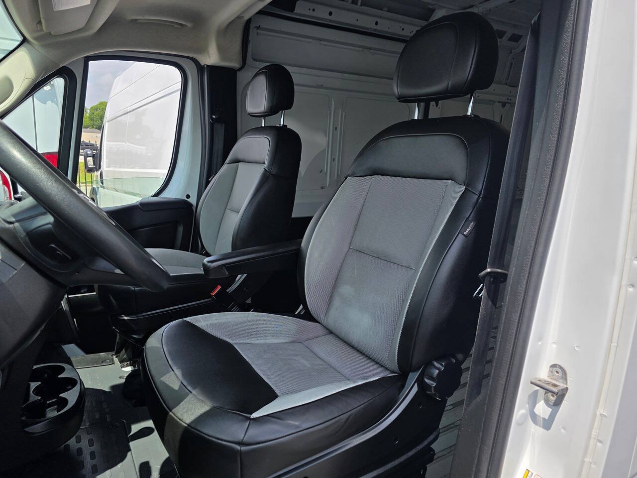 Used 2025 RAM ProMaster 2500 w/ Convenience Group FWD image 9