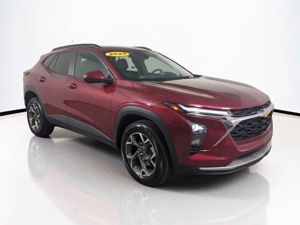 Used 2025 Chevrolet Trax LT FWD image 2