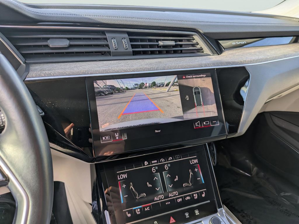 Used 2022 Audi e-tron Premium Plus w/ Premium Plus Package image 25