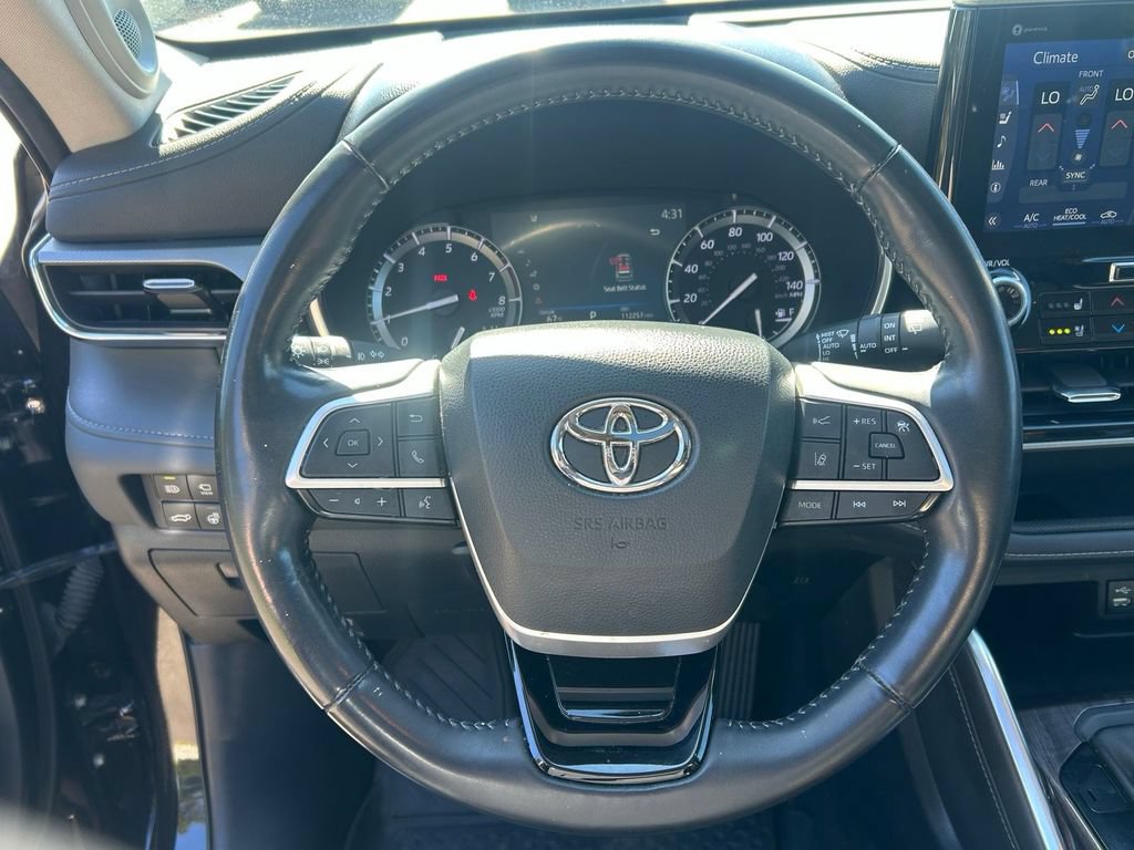 Used 2022 Toyota Highlander Platinum AWD/4WD image 16