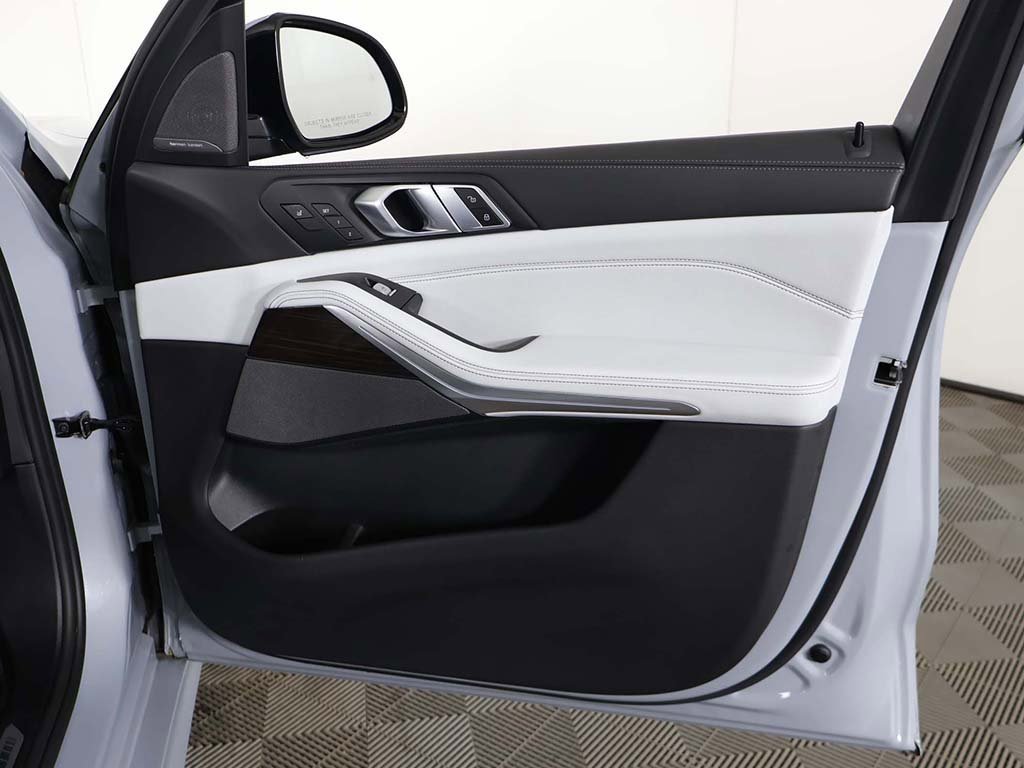 Used 2024 BMW X7 xDrive40i w/ Executive Package image 28