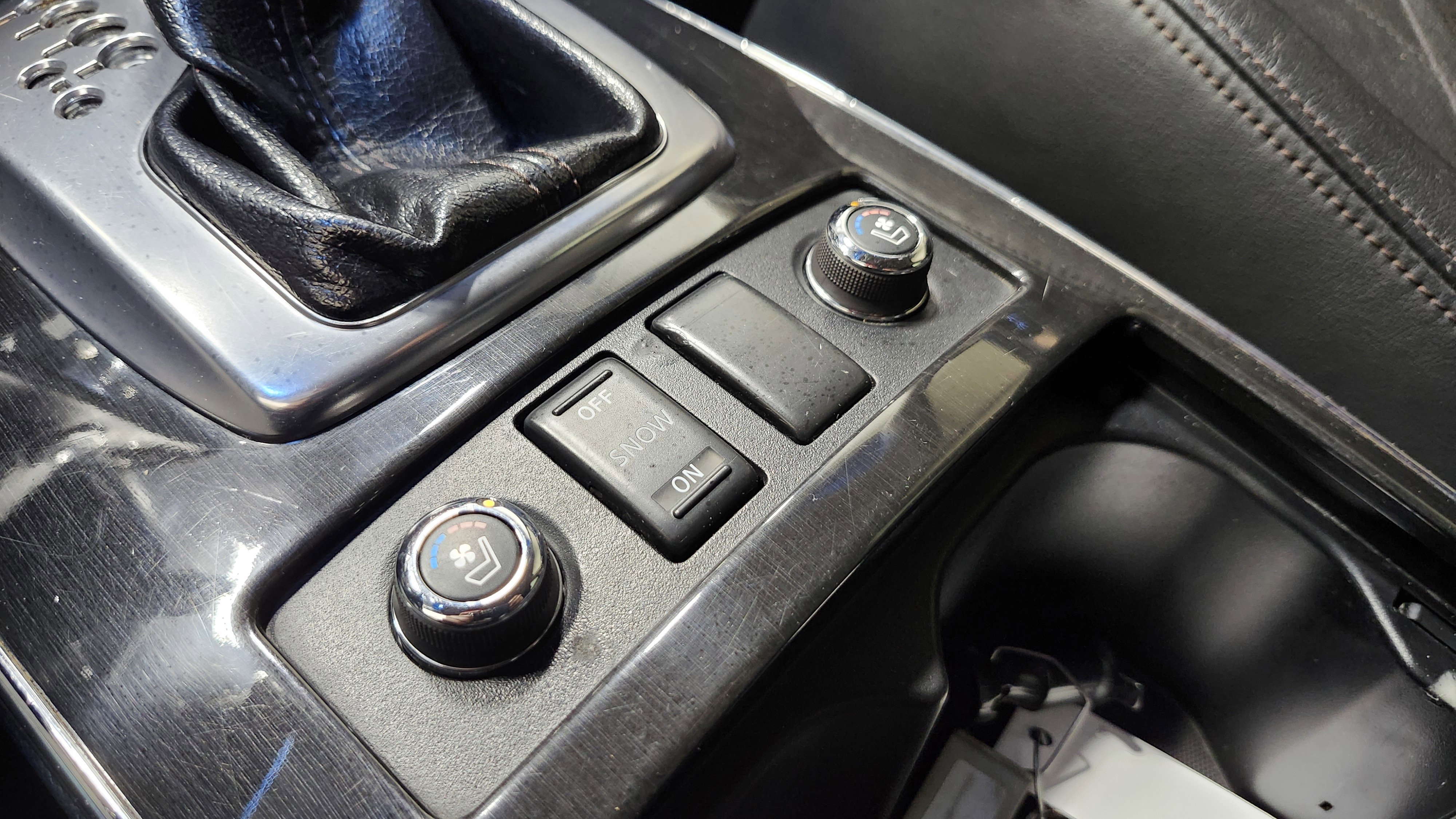 Used 2011 INFINITI FX35 AWD w/ Premium Pkg image 11