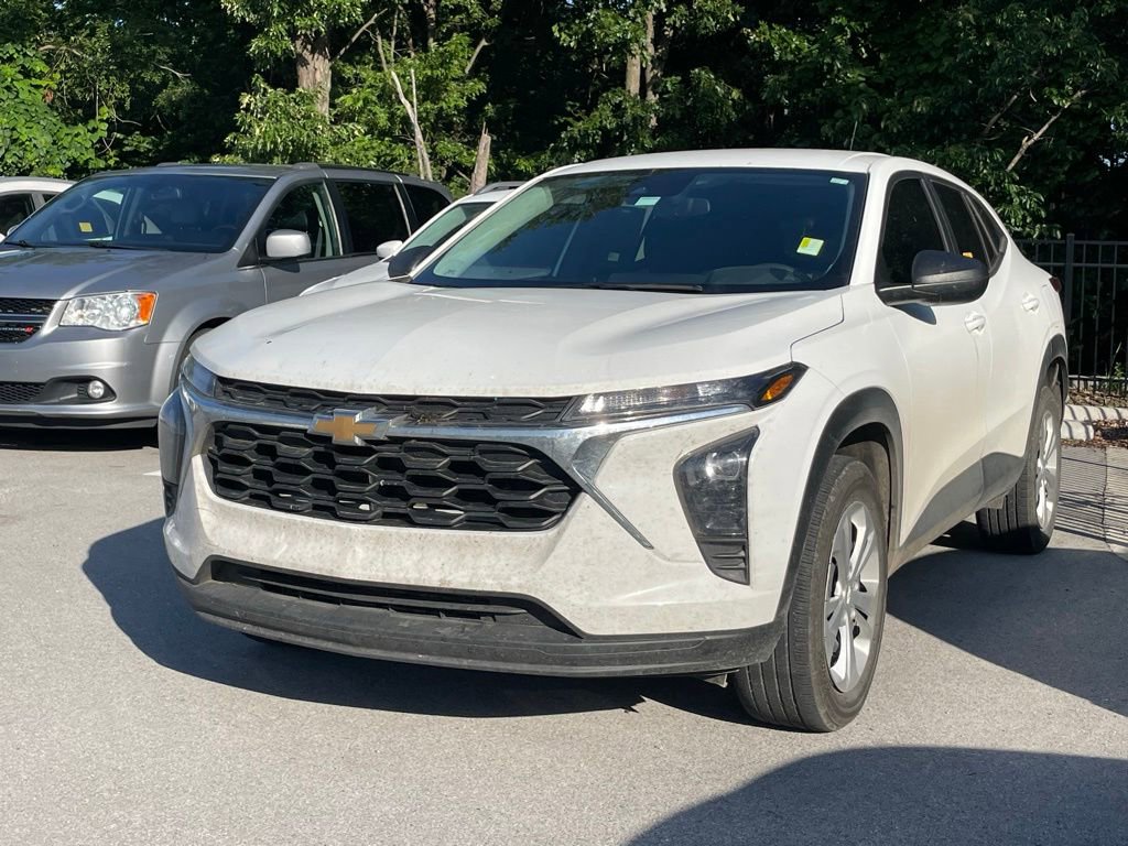Used 2025 Chevrolet Trax LS FWD image 3