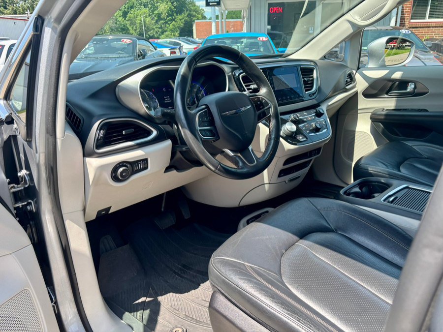 Used 2020 Chrysler Pacifica Touring-L Plus FWD image 11