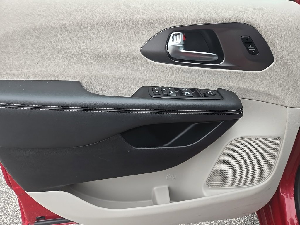 Used 2024 Chrysler Pacifica Touring-L image 12