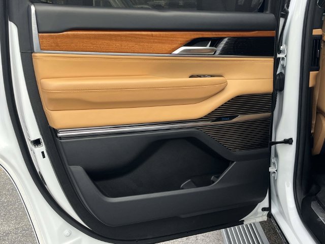Used 2023 Jeep Grand Wagoneer Series III AWD/4WD image 18