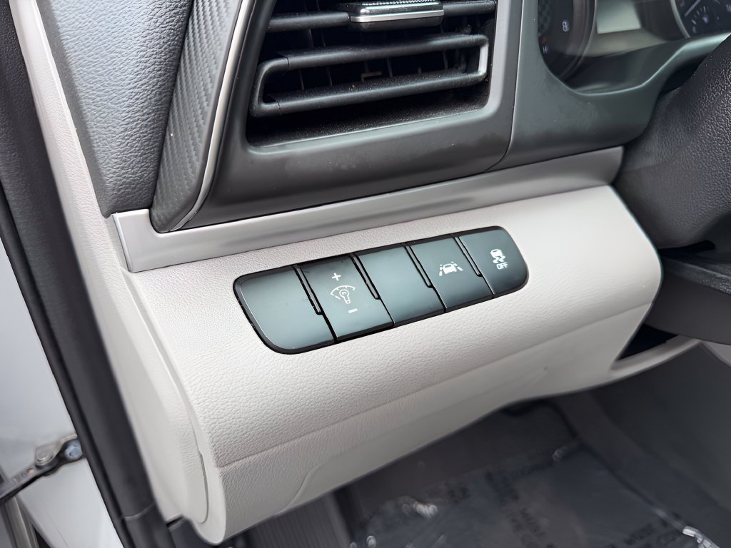 Used 2020 Hyundai Elantra SE FWD image 19