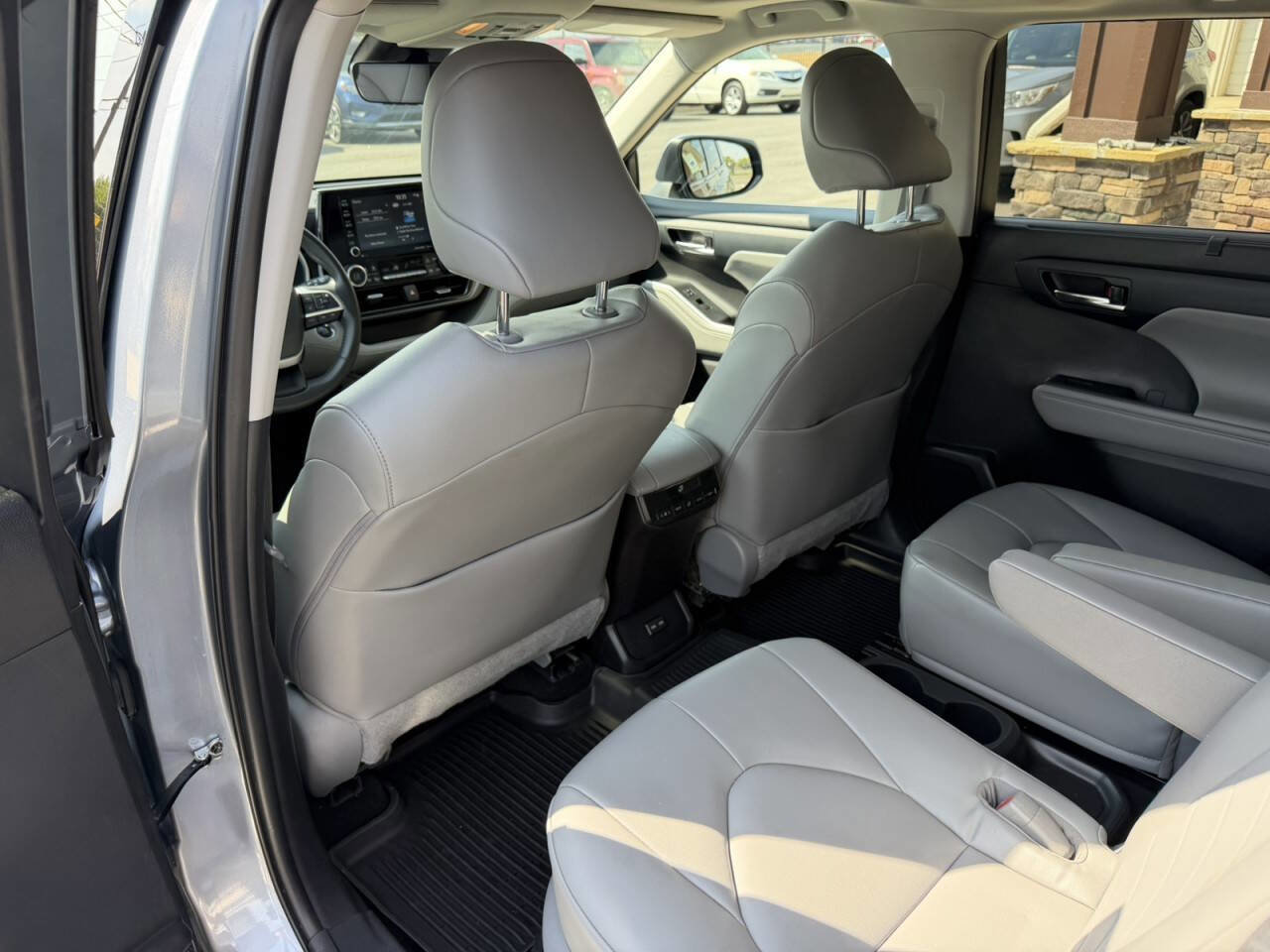Used 2022 Toyota Highlander XLE image 25