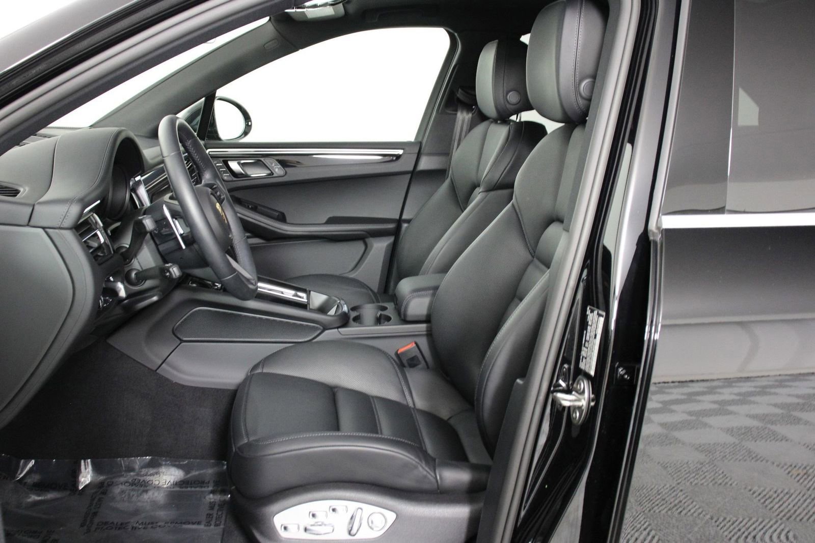 Certified 2025 Porsche Macan S image 5