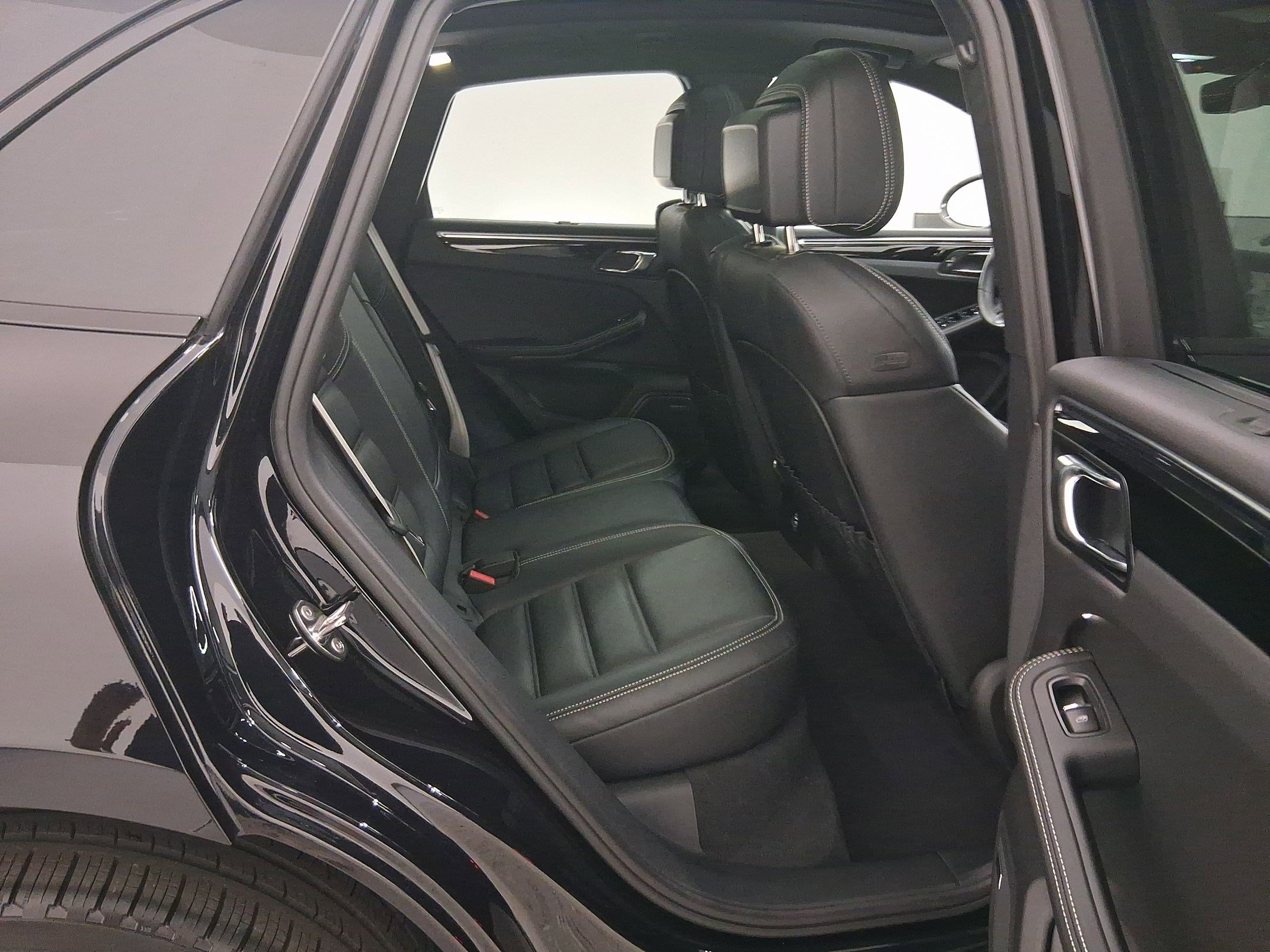 Used 2025 Porsche Macan Turbo image 39