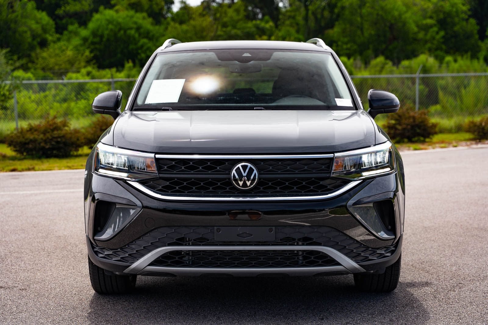 Used 2023 Volkswagen Taos SE w/ Panoramic Sunroof Package FWD image 2