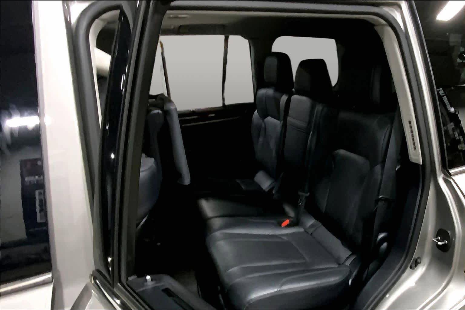 Used 2020 Lexus LX 570 4WD w/ Luxury Package image 21