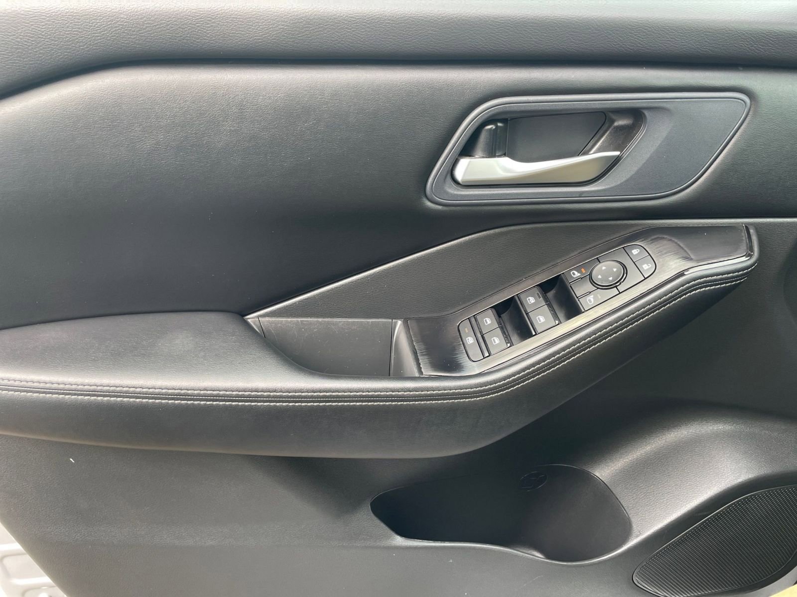Used 2025 Nissan Rogue SV image 18