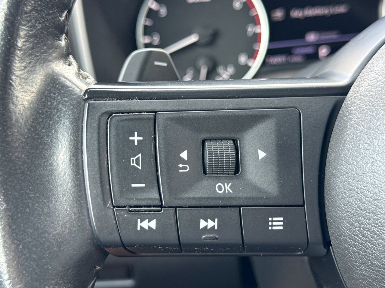 Used 2022 Nissan Rogue S FWD image 25