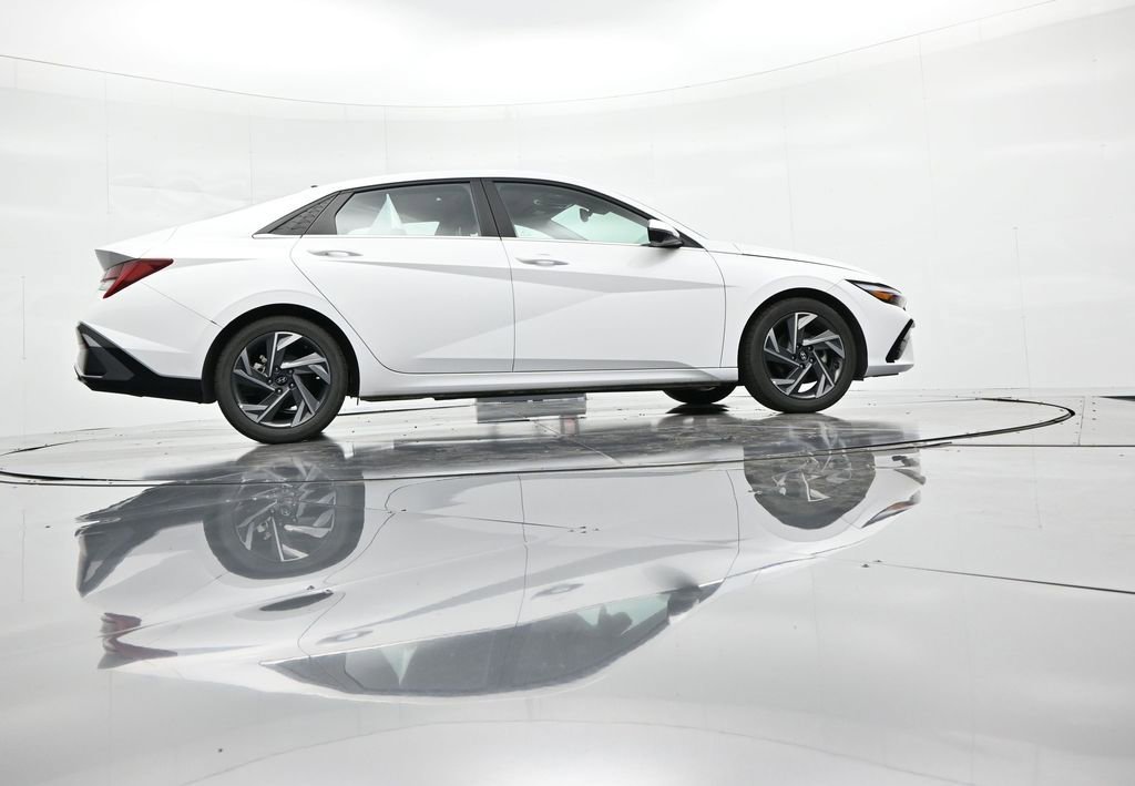 Used 2024 Hyundai Elantra Limited image 30