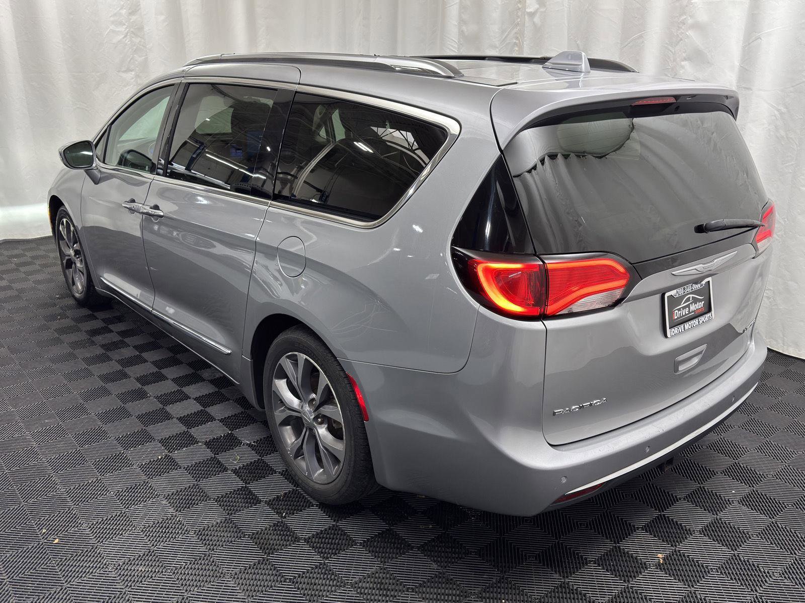 Used 2017 Chrysler Pacifica Limited image 9