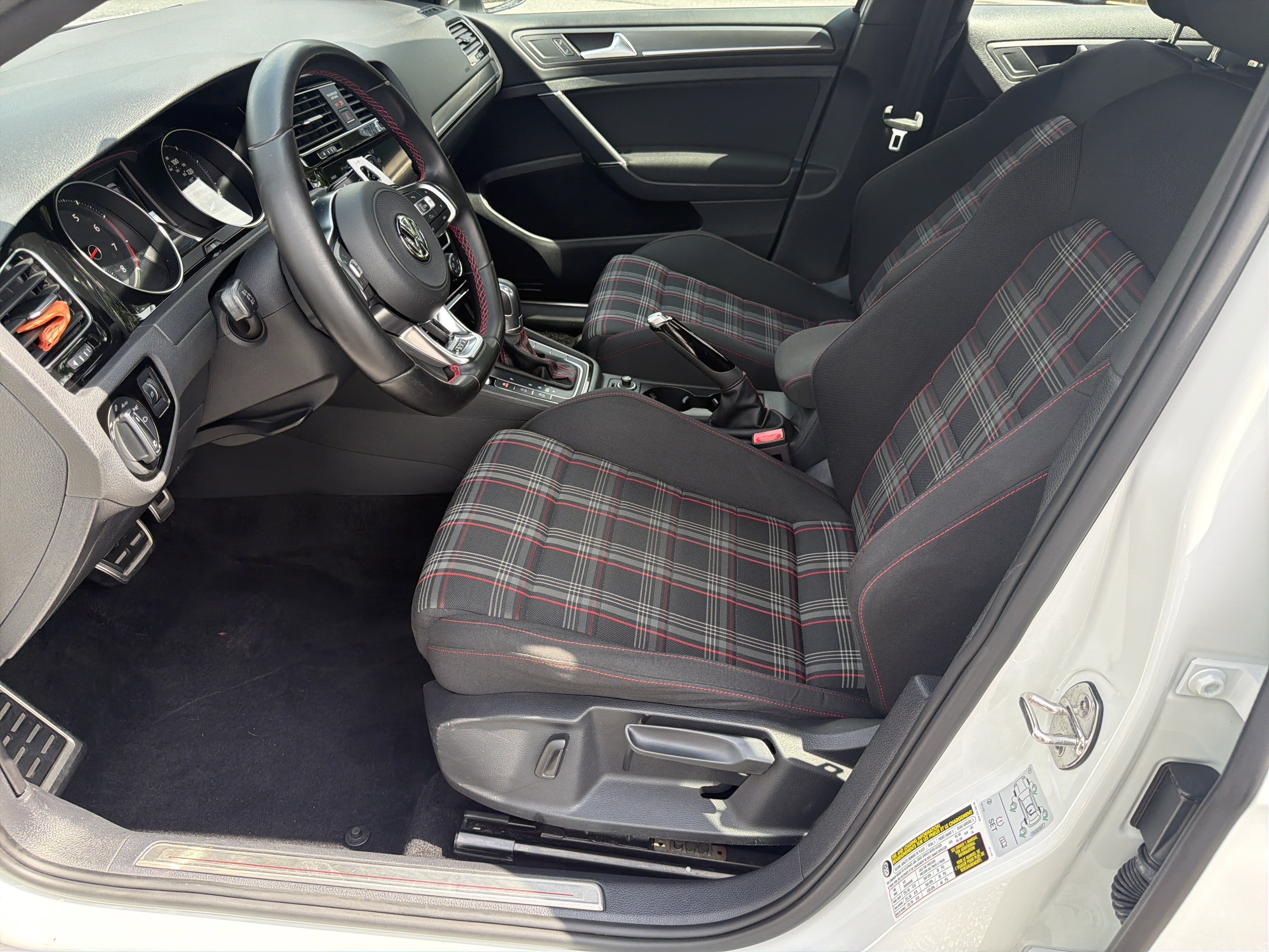 Used 2018 Volkswagen GTI SE FWD image 11