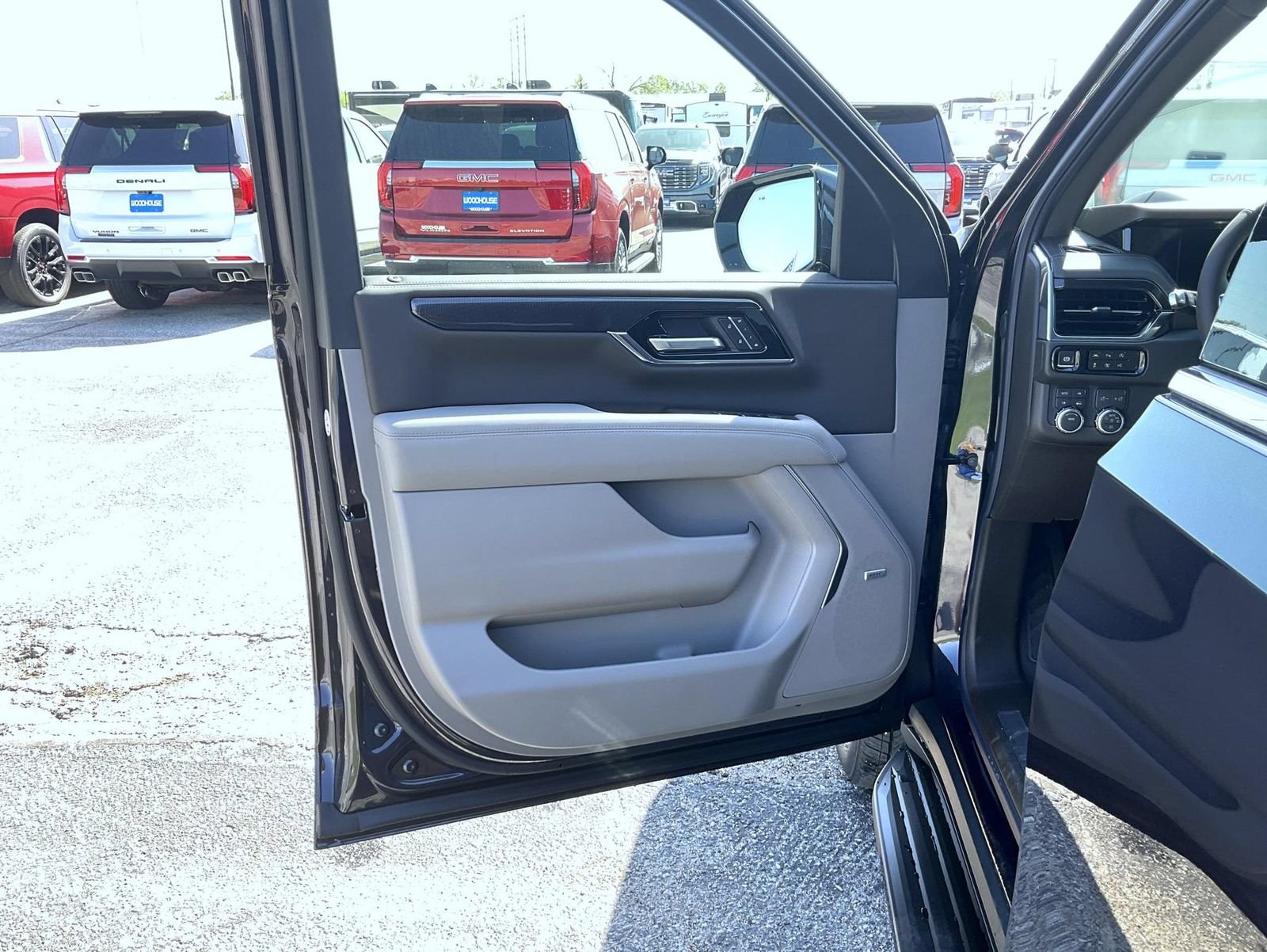 New 2026 GMC Yukon XL Elevation AWD/4WD image 9