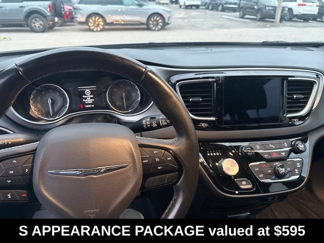 Used 2018 Chrysler Pacifica Touring-L w/ Premium Audio Group FWD image 6