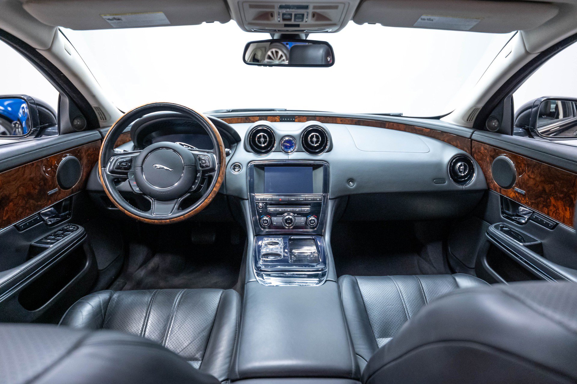 Used 2013 Jaguar XJ AWD image 23