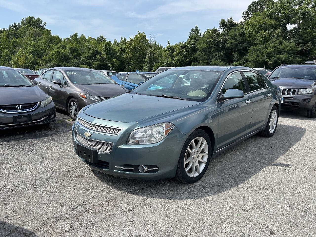 Used 2009 Chevrolet Malibu LTZ FWD image 2