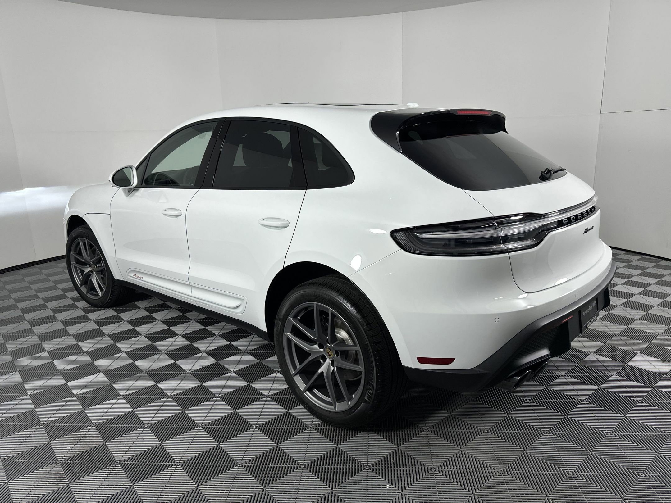 Certified 2025 Porsche Macan image 3