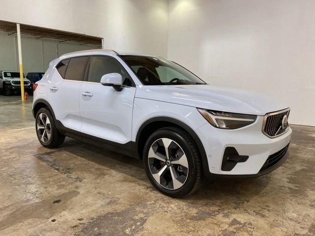 Used 2025 Volvo XC40 B5 Plus AWD/4WD image 7