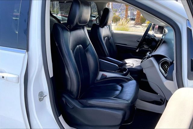 Used 2023 Chrysler Pacifica Touring-L FWD image 6
