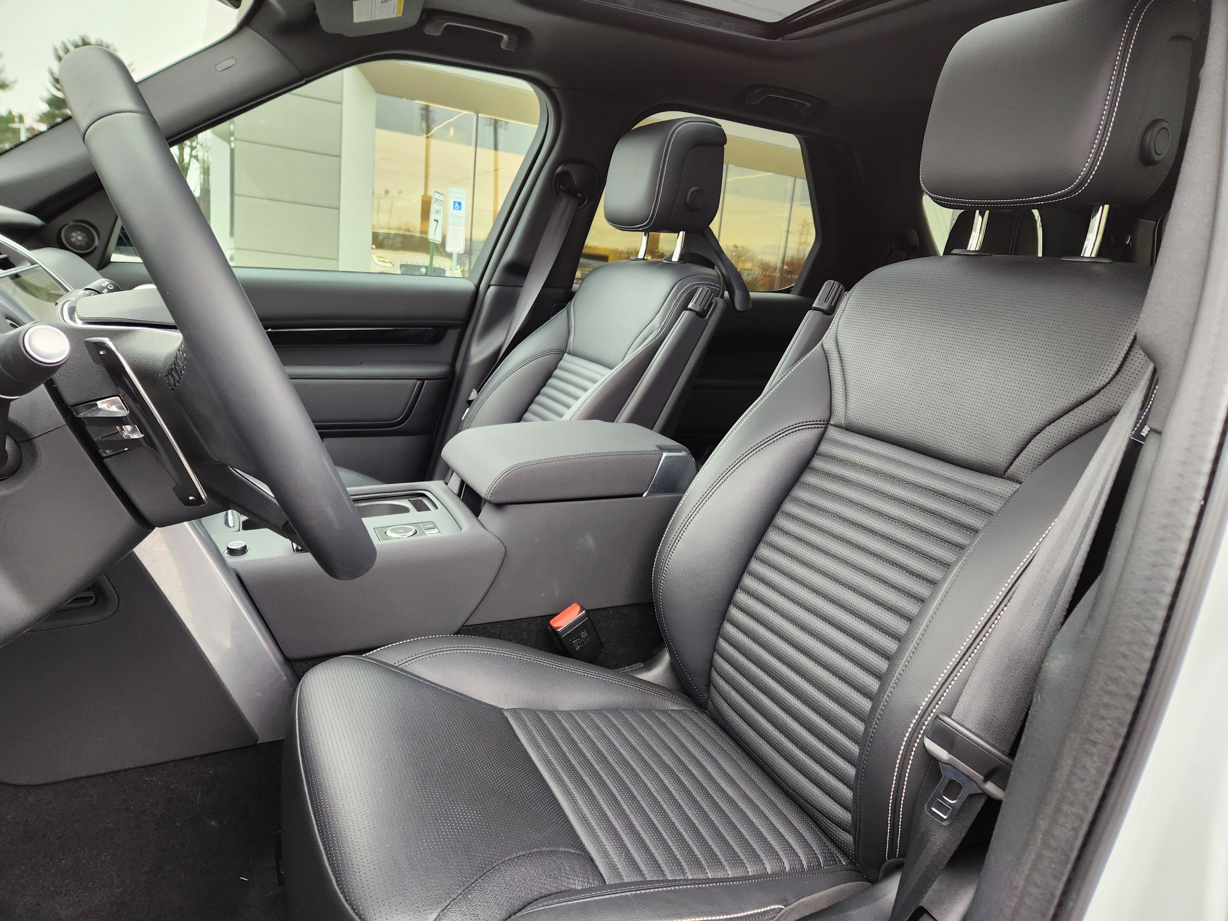 Used 2025 Land Rover Discovery S image 10