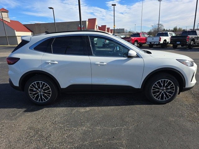 New 2026 Ford Escape SE w/ Class II Trailer Tow Package image 6