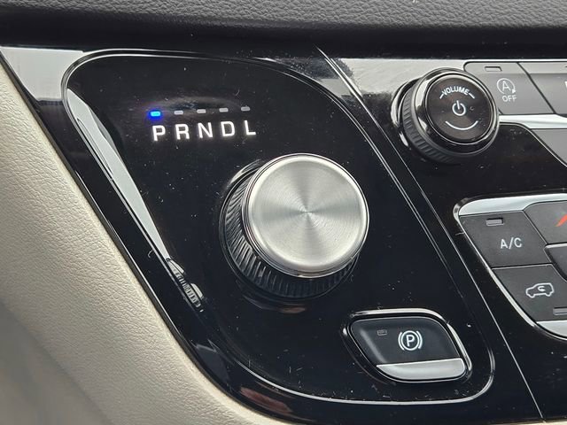Used 2024 Chrysler Pacifica Touring-L image 17