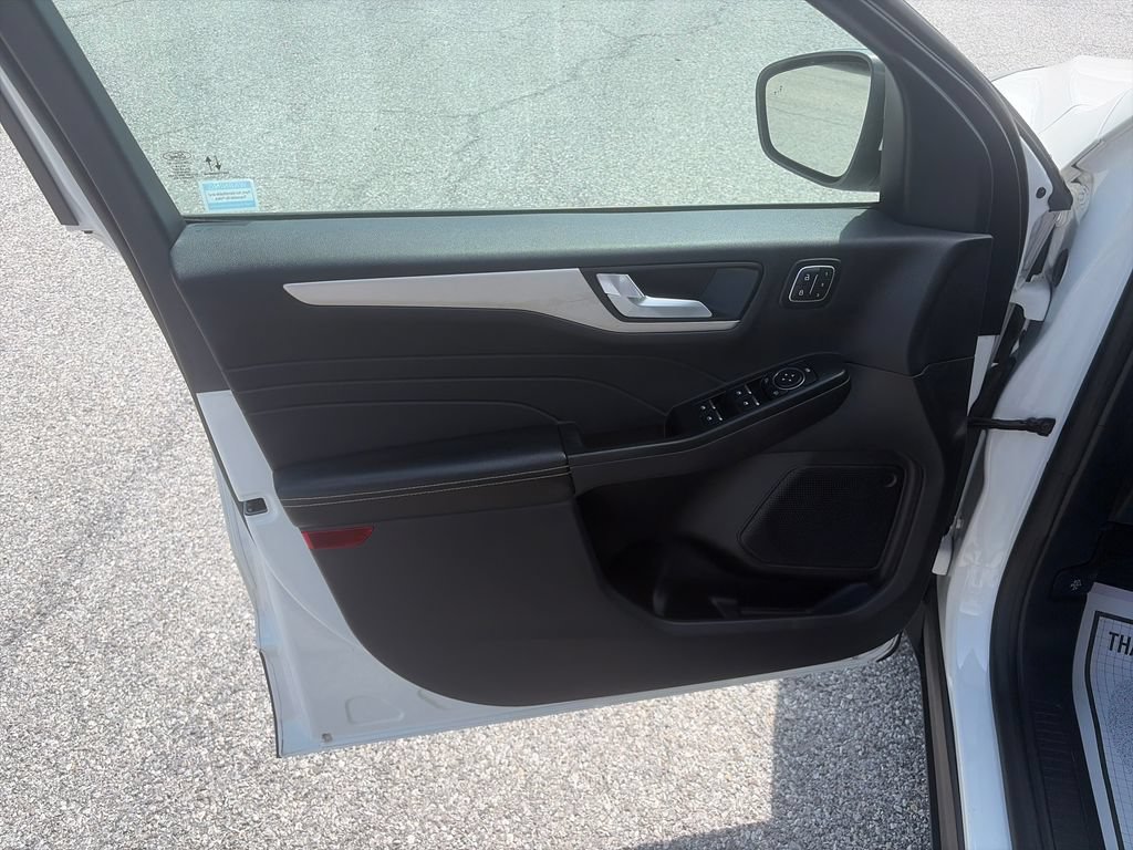 Used 2022 Ford Escape SEL w/ Technology Package FWD image 11