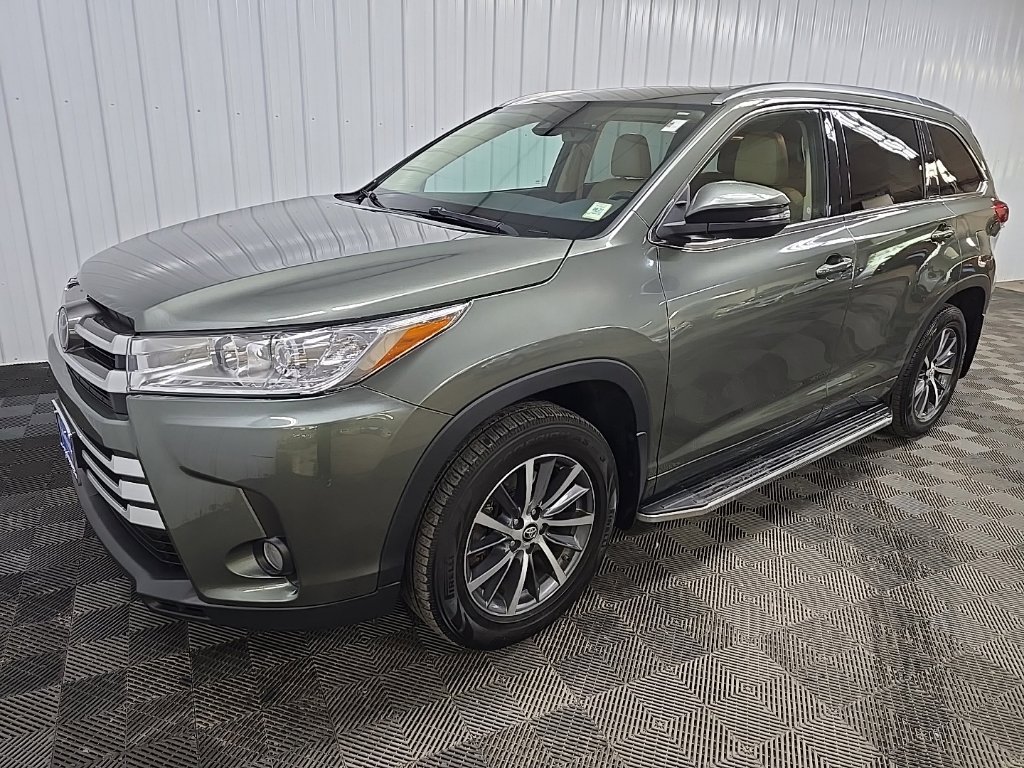 Used 2017 Toyota Highlander XLE AWD/4WD image 6