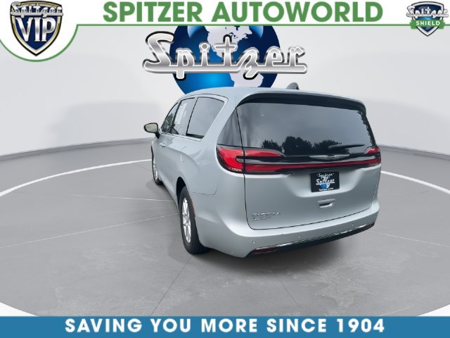 Used 2024 Chrysler Pacifica Touring-L FWD image 7