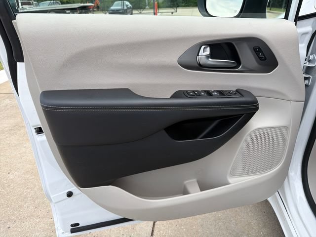 Used 2023 Chrysler Pacifica Touring-L FWD image 12