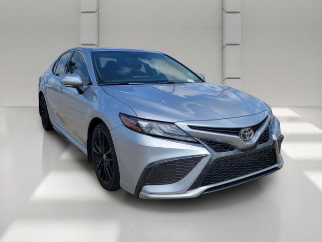 Used 2022 Toyota Camry XSE FWD image 3