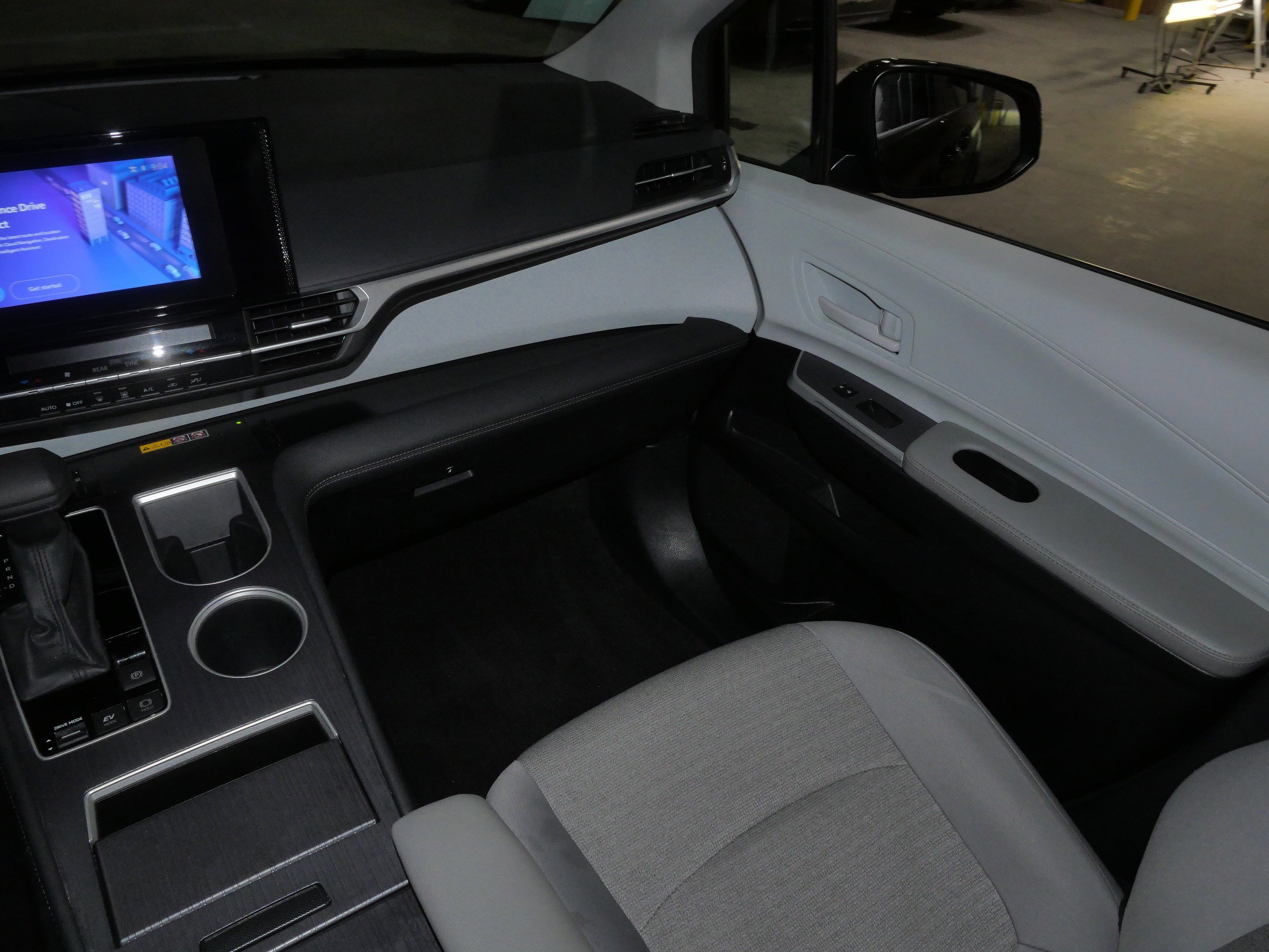 Certified 2025 Toyota Sienna LE image 12