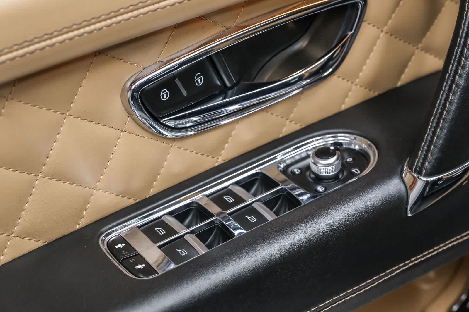 Used 2018 Bentley Bentayga AWD/4WD image 27