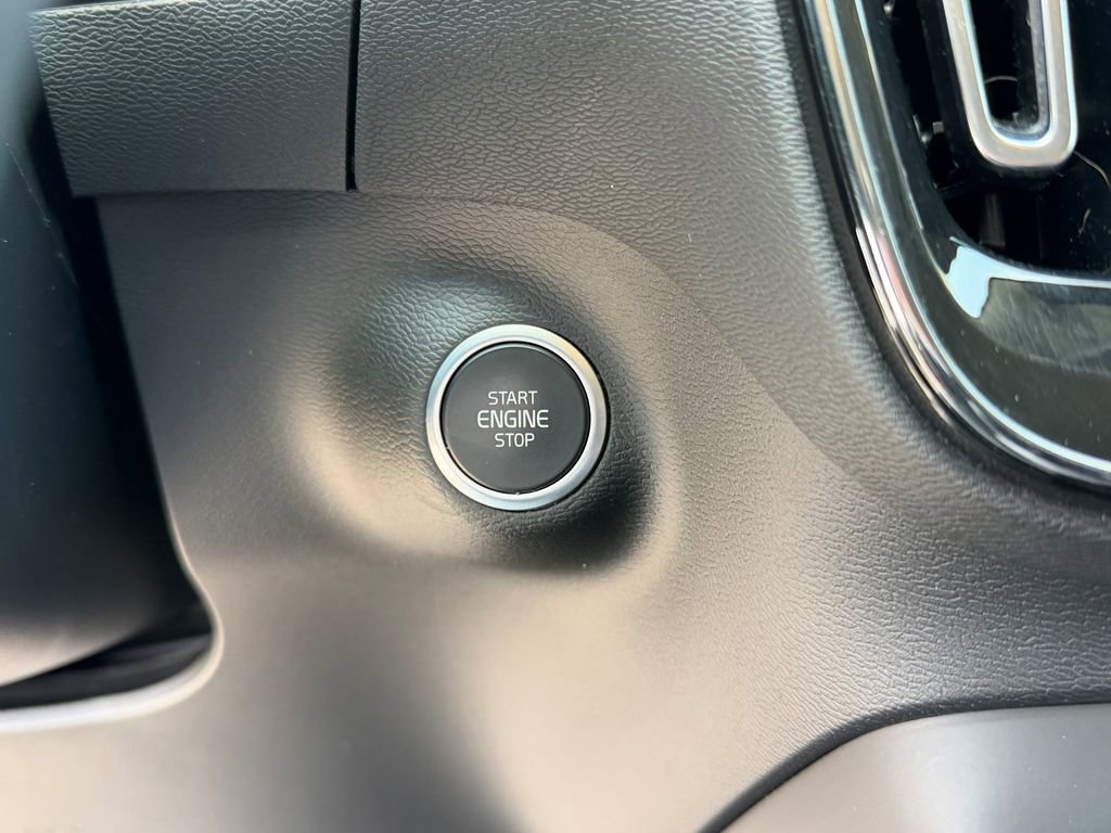 Certified 2023 Volvo XC40 B5 Core w/ Convenience Package image 31