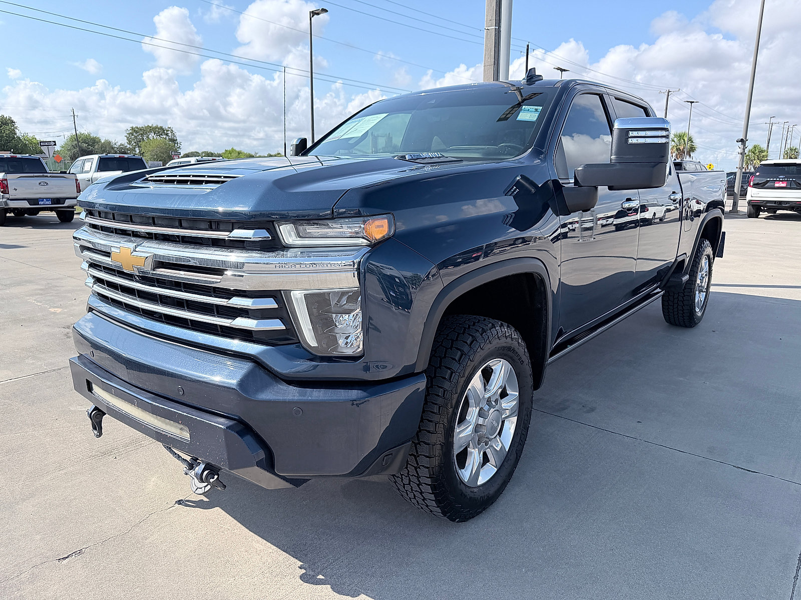 Used 2022 Chevrolet Silverado 2500 High Country w/ Technology Package AWD/4WD image 3