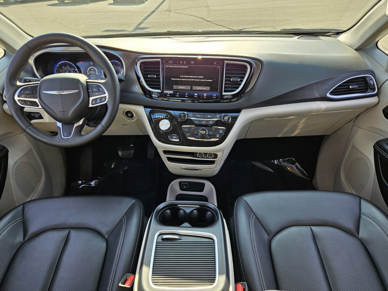 Used 2024 Chrysler Pacifica Touring-L FWD image 12