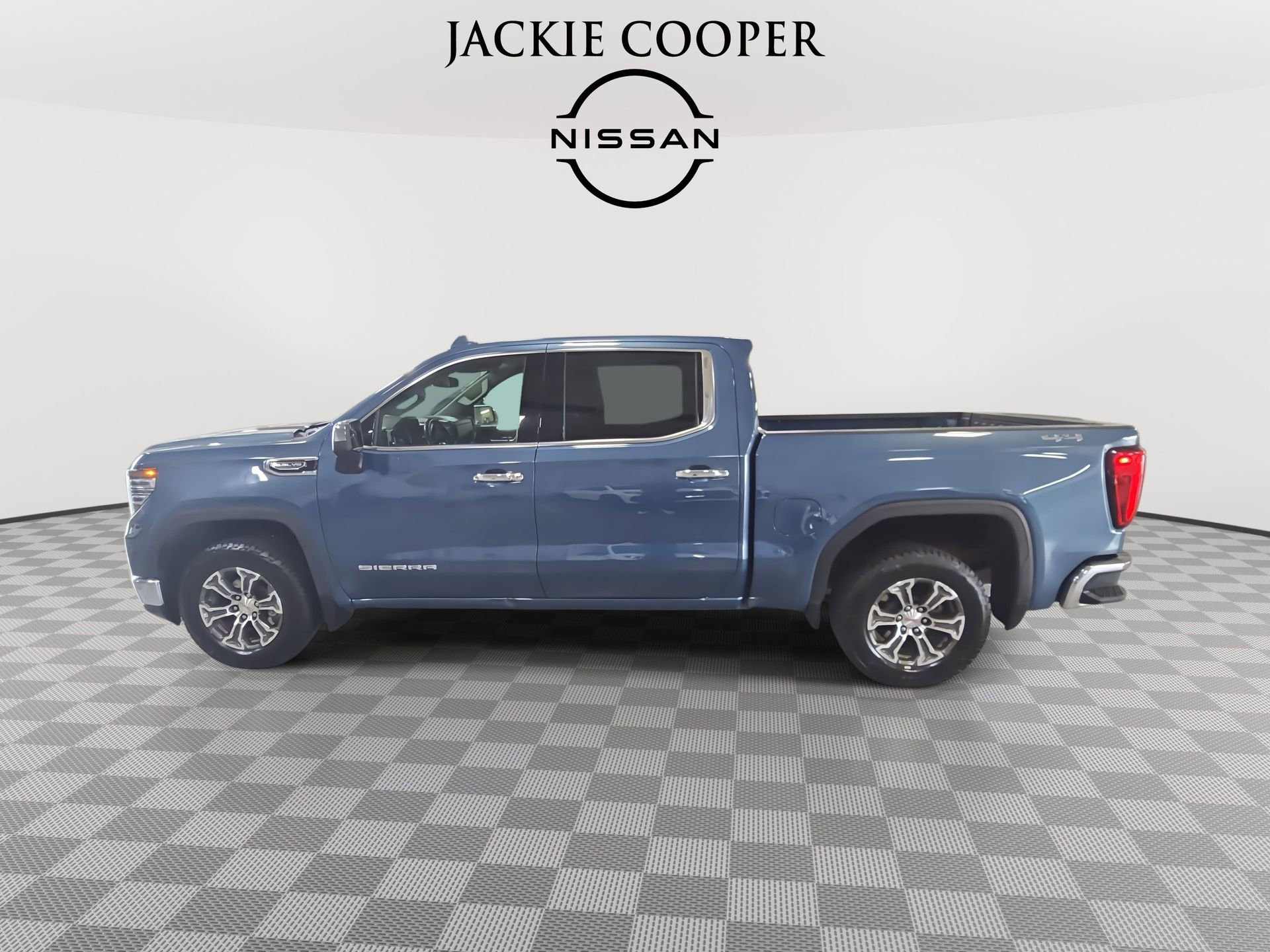 Used 2024 GMC Sierra 1500 SLT AWD/4WD image 8