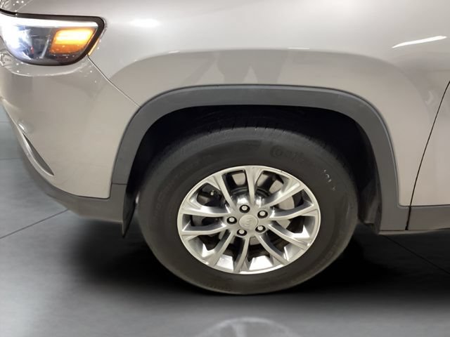 Used 2019 Jeep Cherokee Latitude Plus w/ Comfort/Convenience Group AWD/4WD image 19