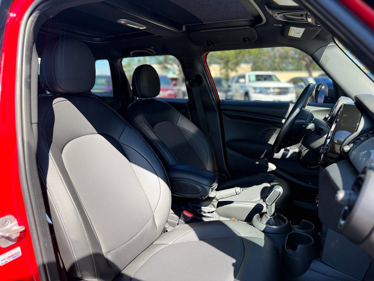 Used 2021 MINI Cooper 4-Door Hardtop image 19