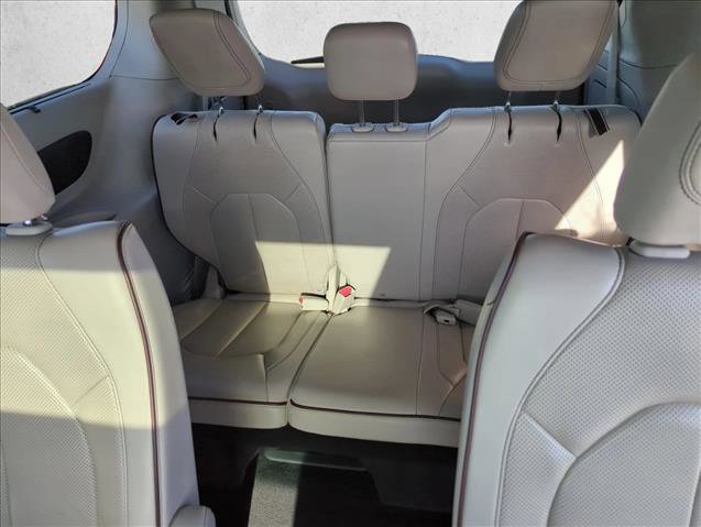 Used 2020 Chrysler Pacifica Limited image 28
