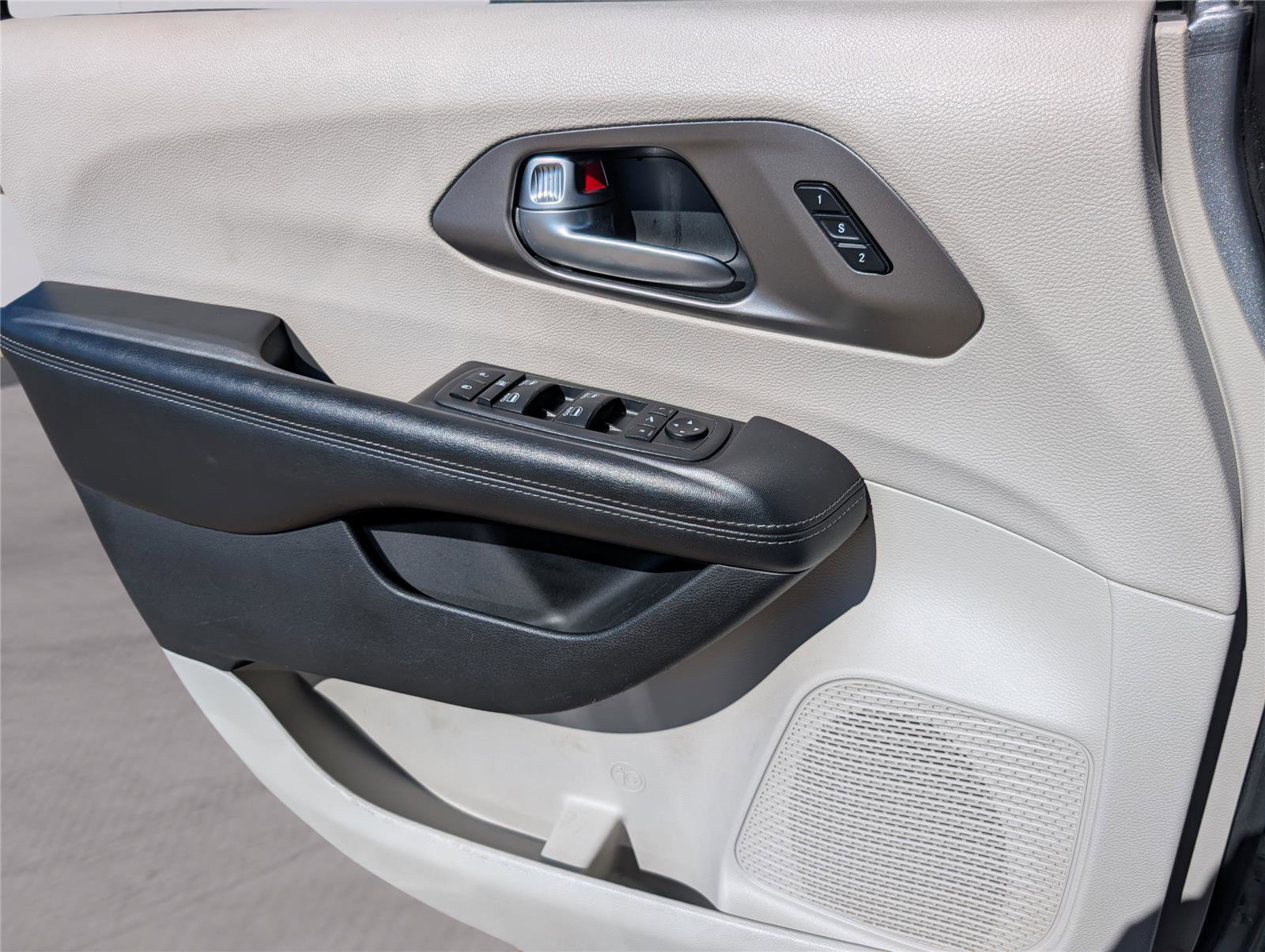 Used 2018 Chrysler Pacifica Limited image 14