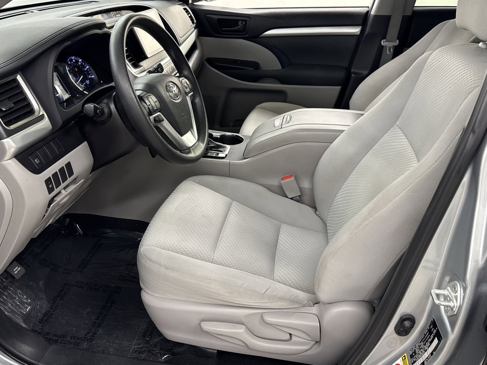 Used 2019 Toyota Highlander LE image 2