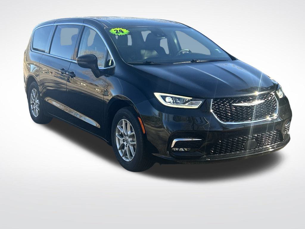 Used 2024 Chrysler Pacifica Touring-L FWD image 8