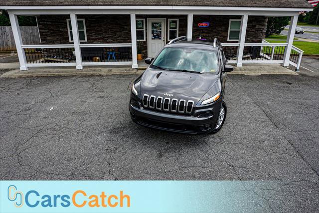 Used 2017 Jeep Cherokee Latitude w/ Cold Weather Group AWD/4WD image 3